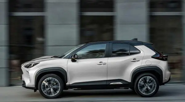 Vue latérale d'une Toyota Yaris Cross hybride non rechargeable. Avis sur son design moderne et ses lignes dynamiques.