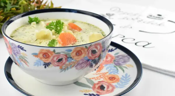 Zupa ogórkowa: 15+ pomysłów na dodatki. Od klasyki po nowości