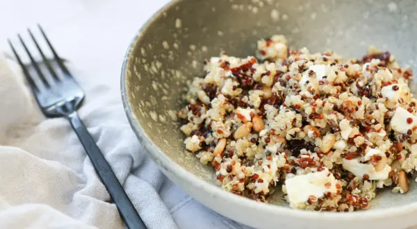 Schüssel mit Quinoa Tricolore, Pinienkernen und Feta. Perfekt zum Quinoa tricolore kochen.