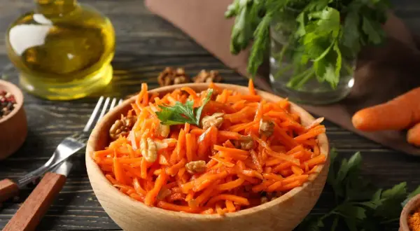 Surówka z marchewki jak z restauracji - prosty przepis na smakowitość