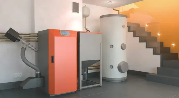 Heizungsanlage mit großem Speicher und Pelletsilo. Nachteile von Holzvergasern wie Wartung sind hier nicht sichtbar.