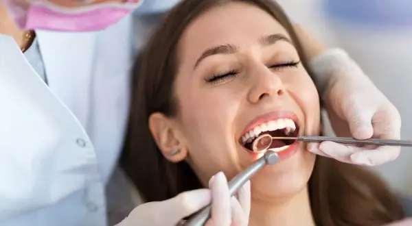 Ortodonta to dentysta? Poznaj różnice i kiedy wybrać specjalistę