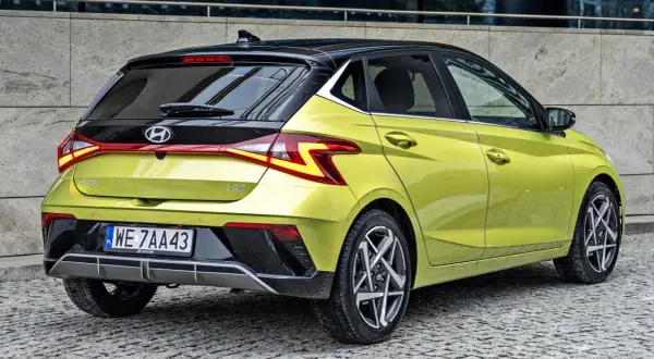 Nowe Hyundai i20 opinie: stylowy miejski hatchback w kolorze limonki, z czarnym dachem i charakterystycznymi światłami.