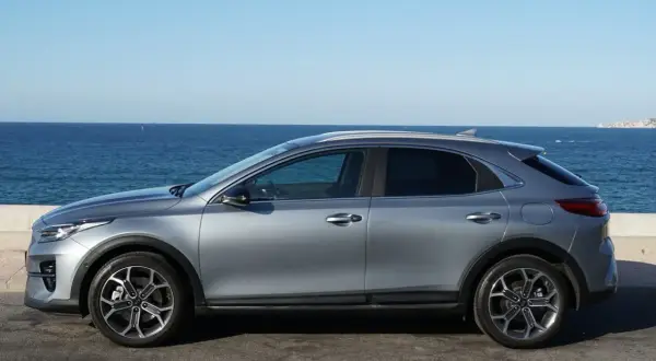 Grå disel bil parkerad vid havet.