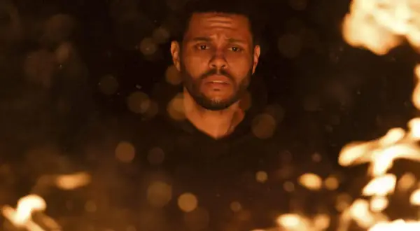 The Weeknd w płomieniach, jakby z jednego z jego mrocznych filmów.