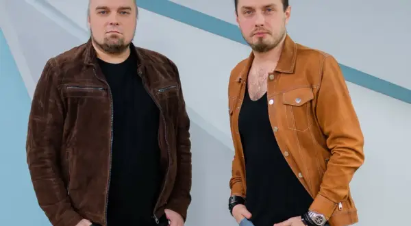 Dwóch mężczyzn, bracia, pozuje do zdjęcia w skórzanych kurtkach.