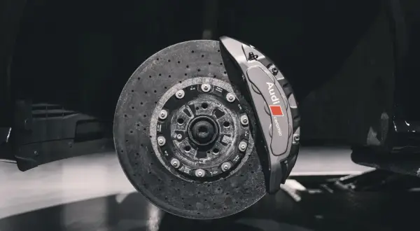 Hamulce ceramiczne Audi, z napisem "ceramic", w ciemnej, lekko fadingowej scenerii.