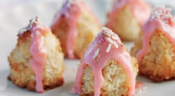 Små, konfektliknande kokostoppar med rosa glasyr och strössel. Ett enkelt och gott kokostoppar recept för fikat.