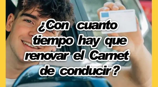 Joven sonriente en un coche, mostrando su carnet de conducir. La pregunta en pantalla es: "¿Con cuanto tiempo hay que renovar el carnet de conducir?".