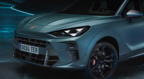 Nowy Cupra Terramar w matowym, turkusowym kolorze, z czarnymi felgami i niebieskimi akcentami. Sprawdź jego cenę!