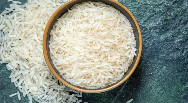 Un recipiente pieno di riso basmati, perfetto per chi è a dieta e cerca un'opzione leggera e gustosa.