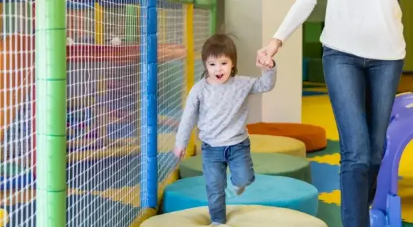 Ile zarabia opiekunka do 3 dzieci? Zaskakujące fakty o wynagrodzeniu