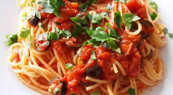 Prosty przepis na spaghetti puttanesca, który zachwyci smakiem