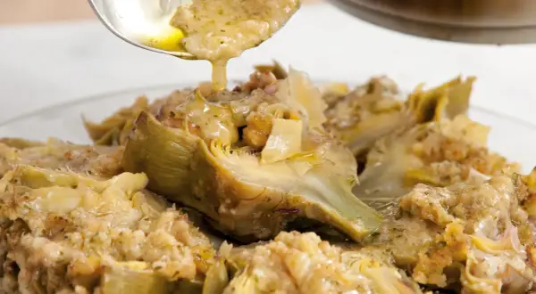Carciofi alla romana succulenti, conditi con un sugo saporito e profumato.