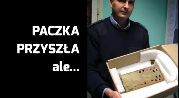 Mężczyzna trzyma paczkę z nietypową zawartością. Dowiedz się, jak bezpiecznie kupować w internecie, by uniknąć rozczarowań.