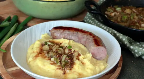 Purée de pommes de terre crémeuse avec saucisse grillée et sauce moutarde. Une délicieuse recette purée saucisse pour un repas réconfortant.