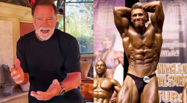 Arnold Schwarzenegger parle, à côté d'un bodybuilder musclé dont l'estomac est sculpté.