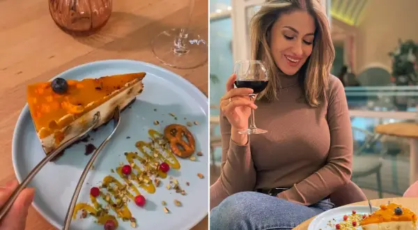 Kobieta cieszy się deserem w jednej z najlepszych restauracji w Sopocie. Sernik z musem mango i owocami wygląda pysznie.