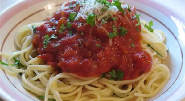 Spaghetti Napoli: Przepis na idealny włoski obiad. Poznaj sekret!
