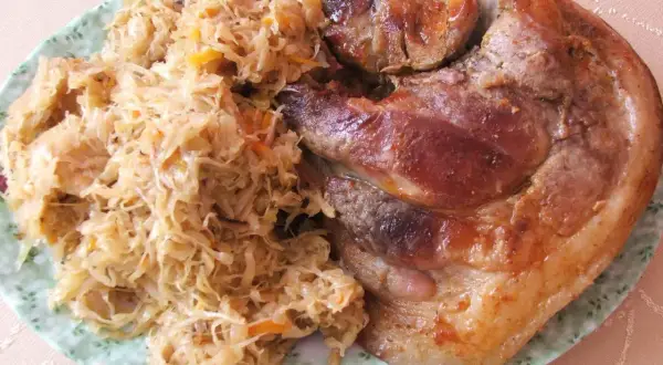 Pyszna golonka w kapuście, pieczona do perfekcji, z chrupiącą skórką i soczystym mięsem. Idealny polski obiad.