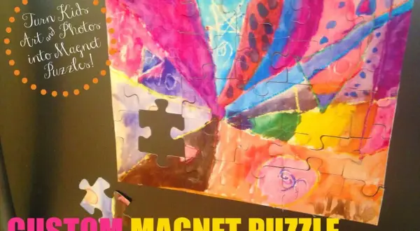 Kolorowe, magnetyczne puzzle DIY z dziecięcej pracy plastycznej. Jeden element jest wyjęty.