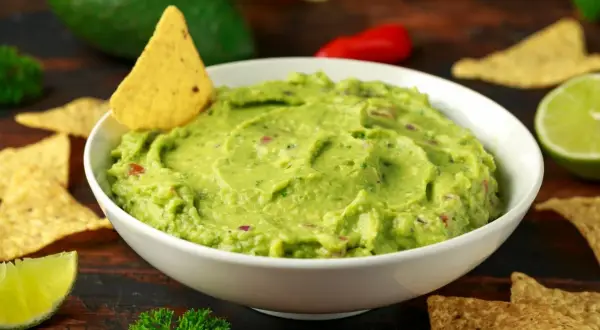 Pyszne guacamole przepis na domową przekąskę. Kremowe awokado, świeża limonka i chrupiące nachos.