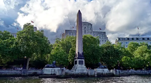 Kleopatras nål, en imponerande obelisk, står stolt vid Themsens strand, flankerad av två majestätiska sfinxer.