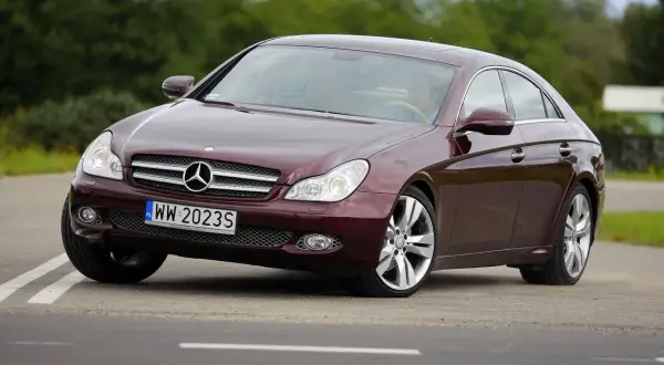 Bordowy Mercedes CLS na drodze. Poznaj jego dane techniczne i poczuj moc.