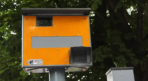 Pomarańczowy fotoradar ATSO Meter, gotowy do rejestrowania wykroczeń. Z jakiej odległości łapie fotoradar? To zależy od jego ustawień i przepisów.