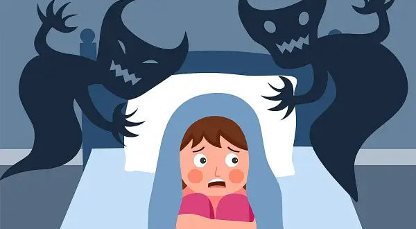 Un niño asustado se esconde bajo las sábanas mientras sombras monstruosas acechan en la oscuridad, evocando terrores nocturnos.