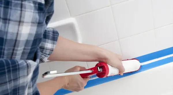 Nakładanie silikonu łazienkowego. Zastanawiasz się, ile schnie silikon łazienkowy? Czas schnięcia zależy od produktu.
