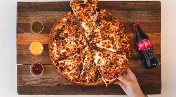 Ile kalorii ma pizza wegetariańska? Sprawdź, co wpływa na kaloryczność