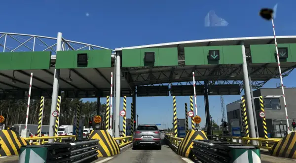 Samochód zbliża się do bramek autostrady A2. Czekamy na informację, do kiedy koncesja na A2 będzie obowiązywać, by móc przejechać bez opłat.