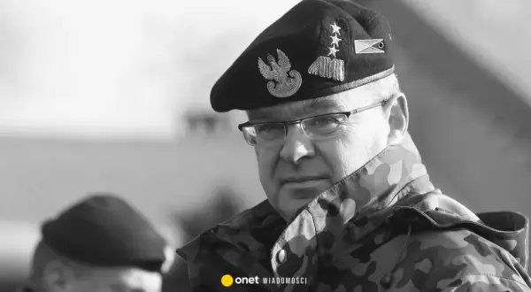 Generał Skrzypczak w czapce z orłem i dystynkcjami, w mundurze moro.