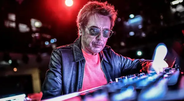 Jak Jean-Michel Jarre dotlenił muzykę elektroniczną przez *Oxygène*