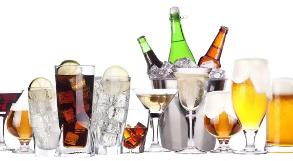 Różnorodne drinki i piwa, od czerwonego koktajlu po kufle złocistego trunku. Może nawet pol litra wodki czeka w ukryciu?