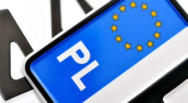Ile kosztuje przerejestrowanie auta? Sprawdź aktualne opłaty 2025
