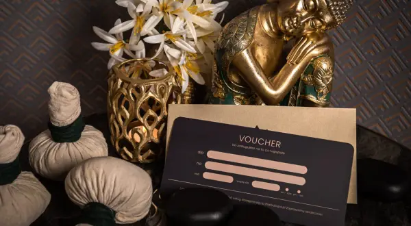 Relaksacyjny voucher do spa z motywem buddy, kwiatami i kamieniami. Idealny prezent dla bliskiej osoby.