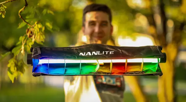 Mężczyzna trzyma kolorowy pavotube z logo Nanlite.