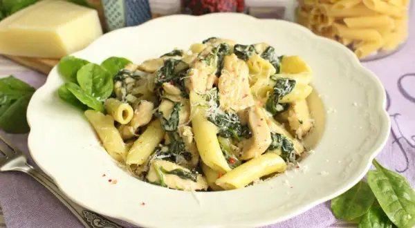 Pyszny makaron penne z kurczakiem i szpinakiem w sosie śmietanowym