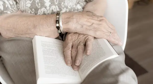 Praca w opiece jako dodatkowy dochód po 50. roku życia – jak portal dla opiekunek zmienia rynek opieki senioralnej