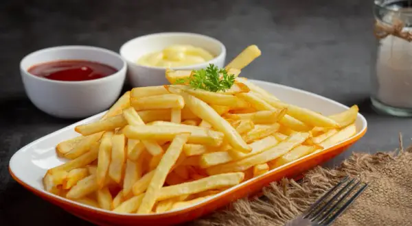 Jak odgrzać frytki w mikrofali, aby były chrupiące i smaczne