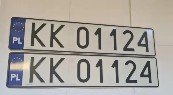 Tablice rejestracyjne KK: Co oznacza ten kod na polskich tablicach?
