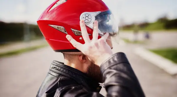Jak dobrać odpowiedni rozmiar kasku motocyklowego, aby uniknąć błędów