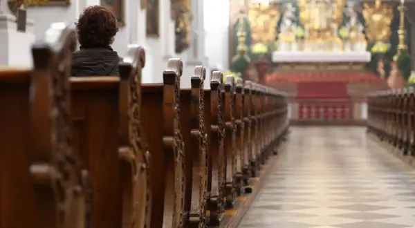 Ile osób chodzi do kościoła? Zaskakujące spadki frekwencji w Polsce