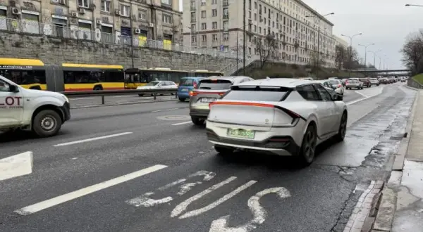 Czy samochody elektryczne mogą jeździć buspasem? Sprawdź przepisy!