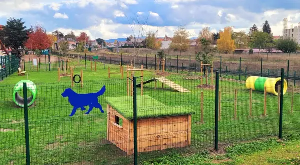 Parc d'agilité pour chiens à Nantes. Tunnel, rampes et parcours d'obstacles pour une promenade chien réussie.