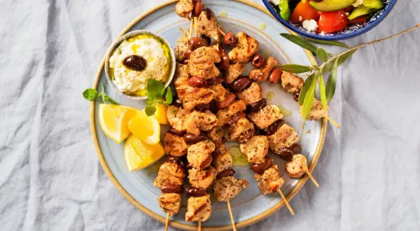 Grillad kyckling souvlaki med oliver, citronklyftor och tzatziki. Ett perfekt souvlaki recept för en somrig middag.