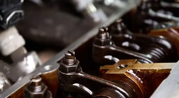 Mechanizm zaworowy silnika z widocznymi luźnymi zaworowymi.