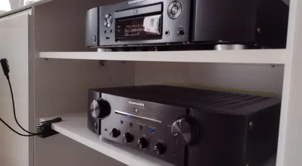 Marantz ND8006 test: odtwarzacz sieciowy i wzmacniacz w czarnym kolorze, gotowe do akcji.